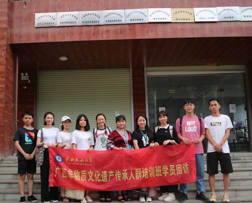 回访小组与唐巧英传承人合影