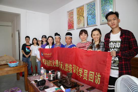 回访小组与陈月花、覃培心两位学员合影